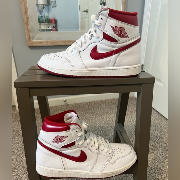 Air Jordan 1 Retro High OG 'Metallic Red - Picture 1 of 9